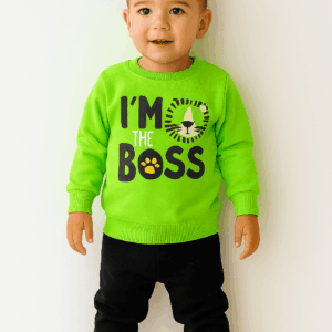 Αγόρι με πράσινη μπλούζα με στάμπα i'm the boss και μαύρο παντελόνι φόρμα