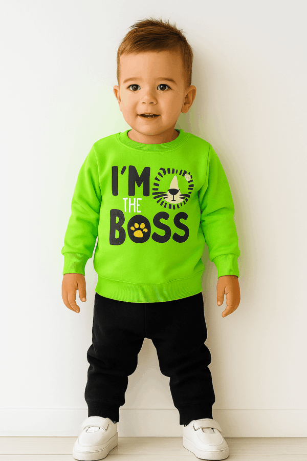 Αγόρι με πράσινη μπλούζα με στάμπα i'm the boss και μαύρο παντελόνι φόρμα