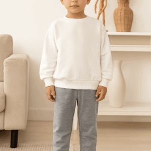 Aγόρι με άσπρη μπλούζα και παντελόνι φόρμα γκρι