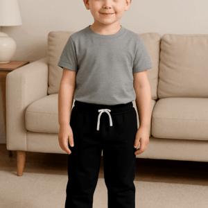 Αγόρι με πάυρο παντελονι φόρμα και γκρι T-shirt