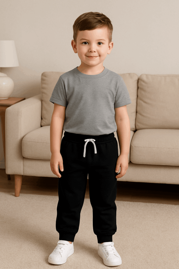 Αγόρι με πάυρο παντελονι φόρμα και γκρι T-shirt