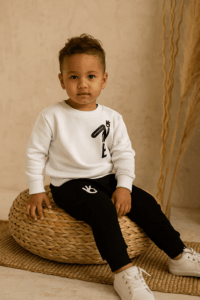 Αγόρι με σετ ασπρόμαυρες φόρμες με σχέδιο ΝΕ