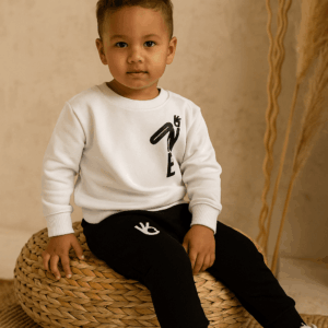 Αγόρι με σετ ασπρόμαυρες φόρμες με σχέδιο ΝΕ