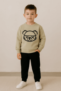 Αγόρι με σετ φόρμες, εκρού μπλούζα με στάμπα αρκούδο και παντελόνι φόρμα μαύρο