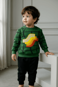 Αγόρι με σετ φόρμες σε πράσινο και μαύρο με σταμπα στην μπλούζα