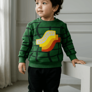 Αγόρι με σετ φόρμες σε πράσινο και μαύρο με σταμπα στην μπλούζα