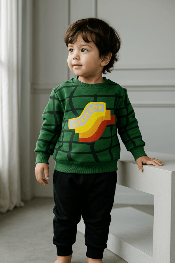Αγόρι με σετ φόρμες σε πράσινο και μαύρο με σταμπα στην μπλούζα