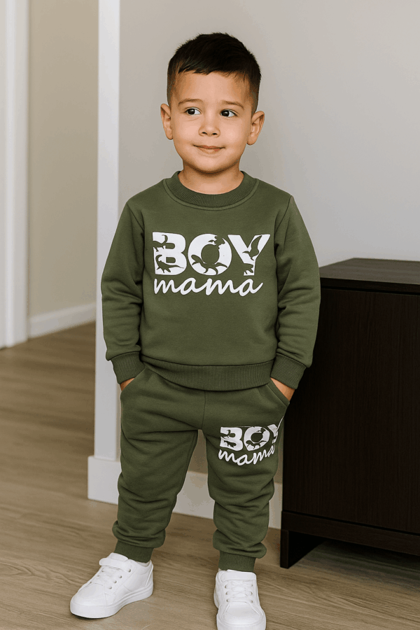 Αγόρι με παιδικές φόρμες και σταμπα Boy mama