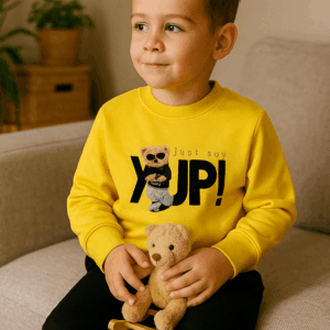 Αγόρι με σετ φόρμες, μπλούζα κίτρινη με στάμπα Yup και μαύρο παντελόνι φόρμα και παιχνίδι αρκουδάκι στο χέρι