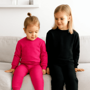 Μικρά κορίτσια με φούξια και μαύρο αντίστοιχα σετ φόρμες