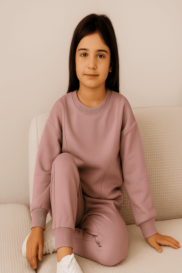 Κορίτσι με σετ φόρμες πούδρα