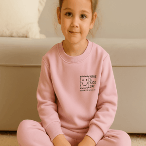 Κορίτσι με σετ ροζ φόρμες πάνω και κάτω