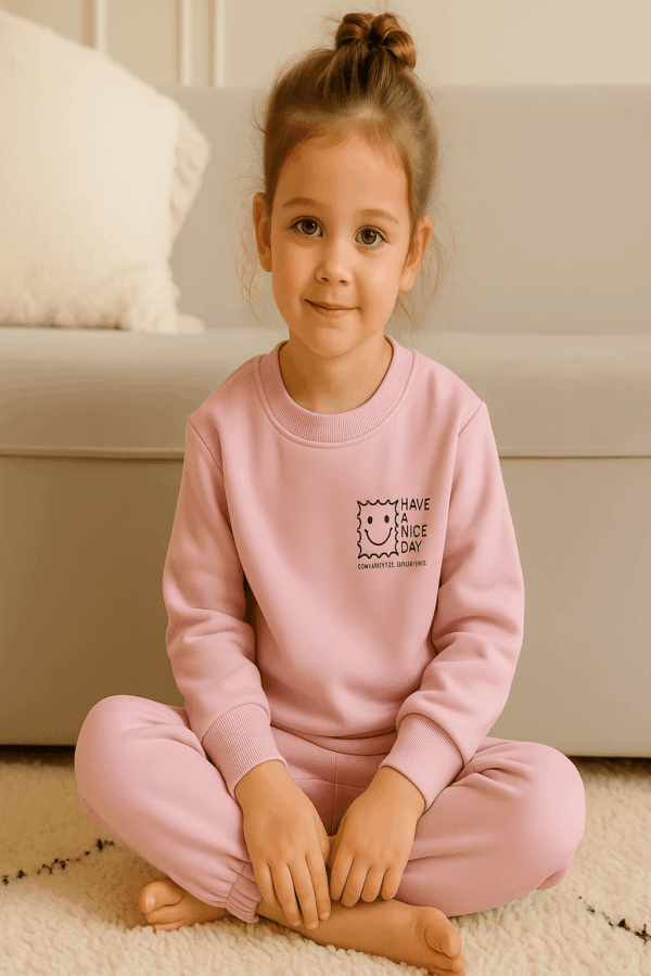 Κορίτσι με σετ ροζ φόρμες πάνω και κάτω